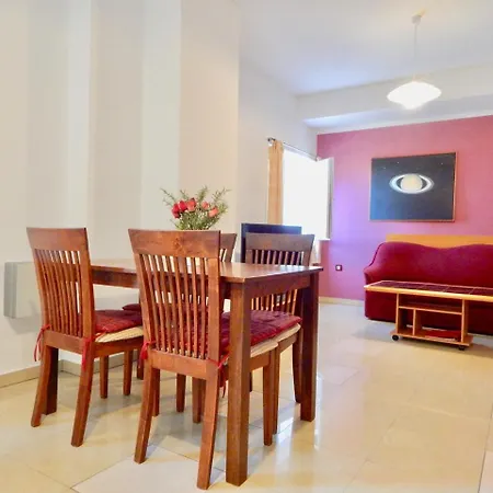 Holiday With Pool And Spacious Backyard Pola