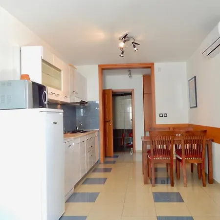 Holiday With Pool And Spacious Backyard 3* Pola