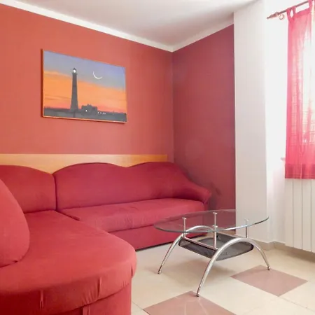 Holiday With Pool And Spacious Backyard 3*