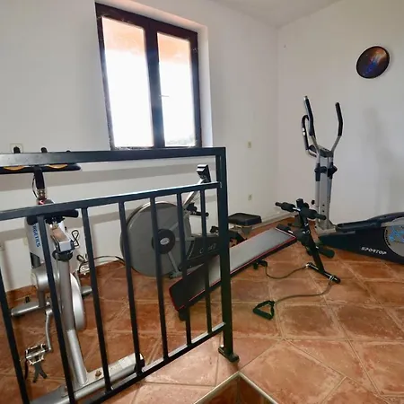Holiday With Pool And Spacious Backyard Affittacamere Pola