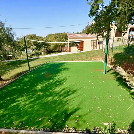 Holiday With Pool And Spacious Backyard Affittacamere Pola