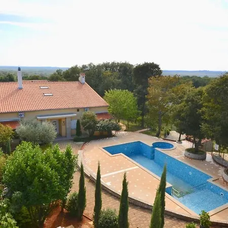 Holiday With Pool And Spacious Backyard Affittacamere 3*