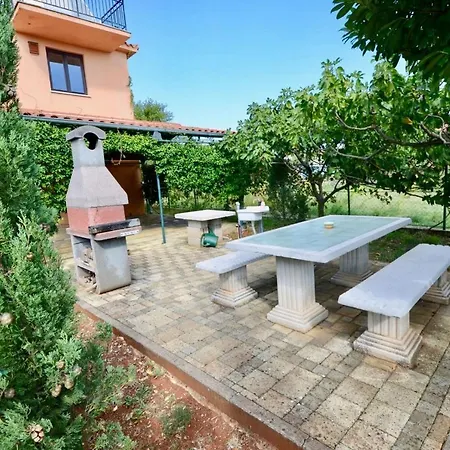Holiday With Pool And Spacious Backyard