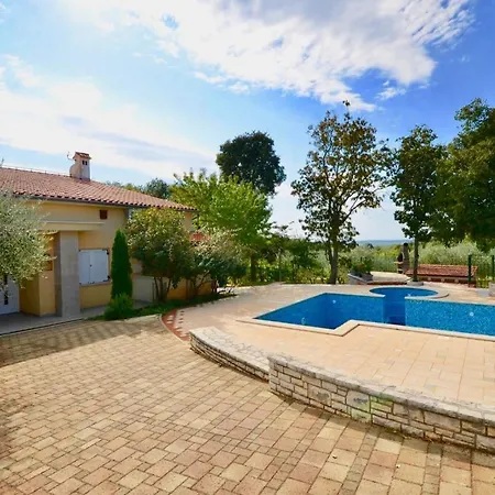 Holiday With Pool And Spacious Backyard