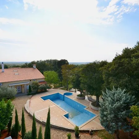 Affittacamere Holiday With Pool And Spacious Backyard