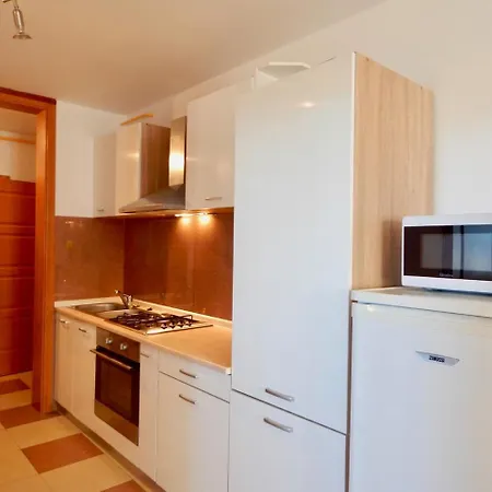 Holiday With Pool And Spacious Backyard 3* Pola