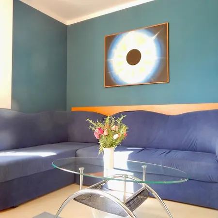 Holiday With Pool And Spacious Backyard Pola
