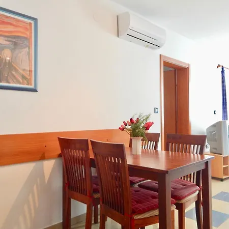 Affittacamere Holiday With Pool And Spacious Backyard Pola