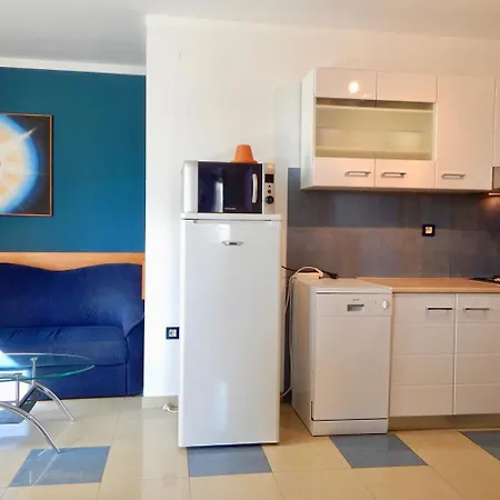 Holiday With Pool And Spacious Backyard 3* Pola