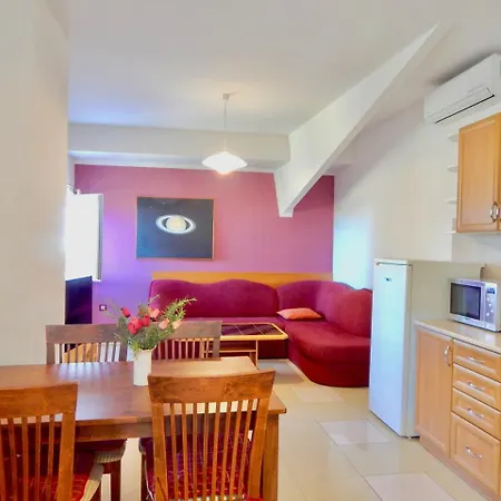 Holiday With Pool And Spacious Backyard Affittacamere
