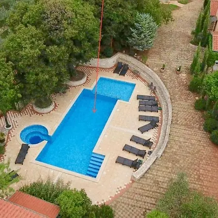 Holiday With Pool And Spacious Backyard Affittacamere Pola