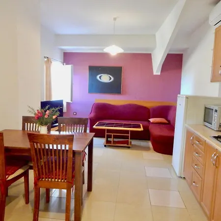 Holiday With Pool And Spacious Backyard Affittacamere Pola