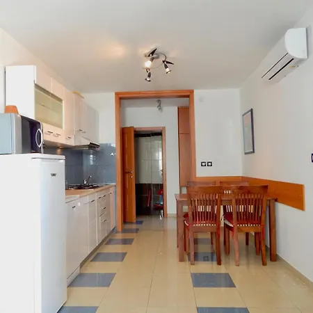 Affittacamere Holiday With Pool And Spacious Backyard Pola
